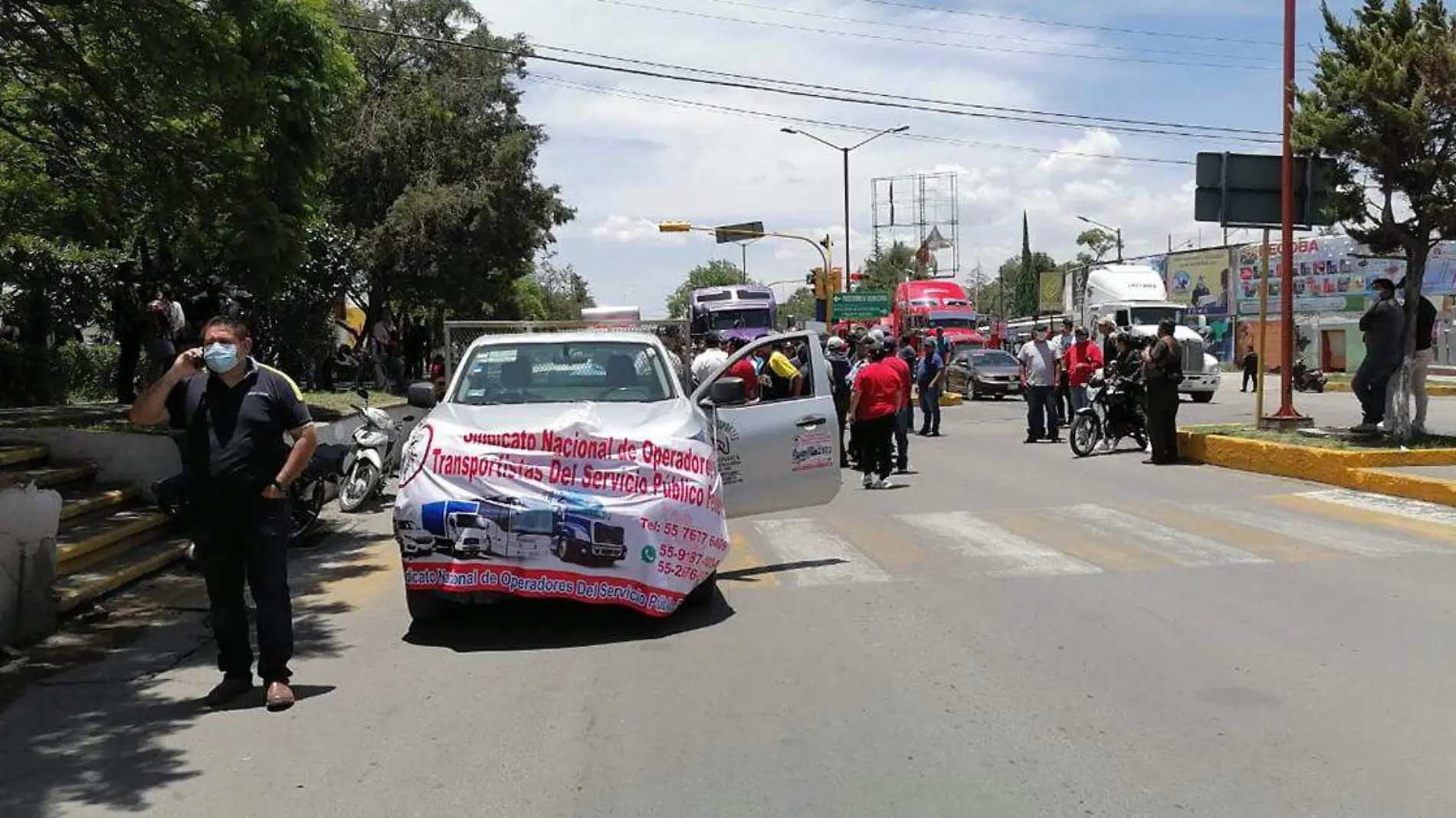 Durante una manifestación de integrantes de la Union de Transportistas fue golpeado uno de los ciudadanos por rechazar el bloqueo